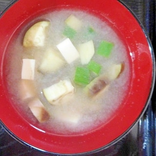 夏野菜（オクラ・豆腐・茄子）の味噌汁